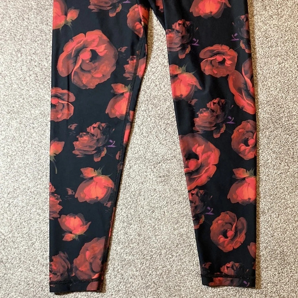 Victoria’s Secret Sport Leggings black and red roses M - Picture 3 of 14